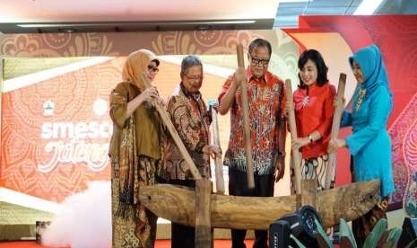 Festival Jateng ini dibuka oleh Wakil Gubernur Jawa Tengah Heru Sujadmoko (kedua dari kiri), dengan dihadiri di antaranya Menteri Koperasi dan UKM Puspayoga, dan Direktur Utama LLP-KUKM Emilia Suhaimi.