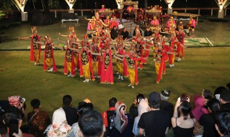 Festival Lembah Ijen yang digelar untuk kesepuluh kalinya, Sabtu (12/10) kembali memukau wisatawan yang memenuhi amfiteater di Taman Gandrung Terakota Ijen.