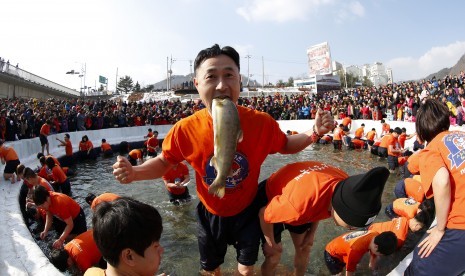 Festival memancing ikan pada musim dingin atau Hwacheon Sancheoneo Ice Festival 