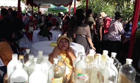 Festival Minum Jamu di Plaza Pasar Ngadem Kota Yogyakarta, Sabtu (17/2) sore.  Sebanyak 2.500 gelas jamu, dengan 18 jenis jamu dari 55 produsen jamu diberikan cuma-cuma kepada pengunjung.