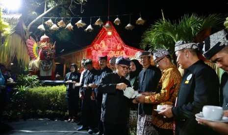 Festival Ngopi Sepuluh Ewu (Ngopi Sepuluh Ribu) kembali menyedot animo ribuan orang untuk datang ke Desa Adat Kemiren, Banyuwangi, Sabtu (12/10) malam.