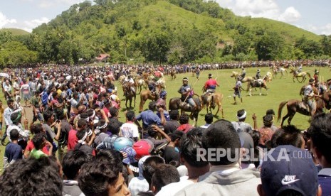 Festival Pasola. Warga dan wisatawan dalam dan luar negeri menyaksikan atraksi lempar kayu antar penunggang kuda dalam Festival Pasola, di Kecamatan Wanokaka, Kabupaen Sumba Barat, NTT, Selasa (26/2/2019). 