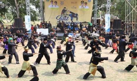 Festival Pencak Silat Kaserangan yang merupakan rangkaian Anyer Krakatau Culture Festival (AKCF) ke-2 yang digelar di Pantai Flolida Cinangka, Kabupaten Serang, Sabtu (15/9). 