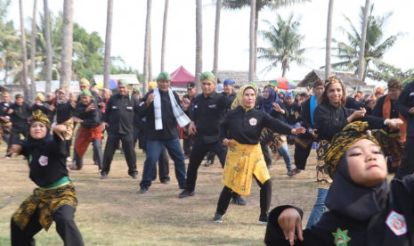 Festival Silat Kaserangan yang digelar Pemerintah Kabupaten (Pemkab) Serang di Pantai Pal Anyer, Kamis (18/7).