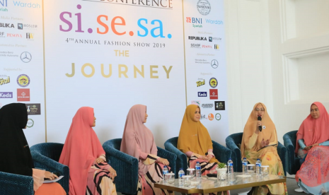 Fesyen Halal. Si.Se.Sa gelar 4th Si.Se.Sa Annual Fashion Show 2019. Dalam acara fashion muslim ini hadir Direksi Si.Se.Sa yaitu Siriz Tentani (dua dari kiri), Senaz Nasansia (tiga dari kiri), Sansa Enandera (tiga dari kanan). Selain itu hadir juga Pemimpin Divisi Kesekretariatan dan Komunikasi Perusahaan BNI Syariah, Rima Dwi Permatasari (dua dari kanan). 