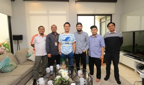 Figur publik Arie Untung (ketiga dari kiri) dan Teuku Wisnu (ketiga dari kanan) bersama tim Laznas BMH.