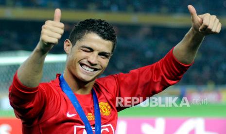 (FILE)  Cristiano Ronaldo mengedipkan mata kepada para penggemar yang merayakan kemenangan timnya melawan Liga de Quito Ekuador pada pertandingan final sepak bola Piala Dunia Antarklub FIFA di Yokohama, selatan Tokyo, Jepang, 21 Desember 2008 (diterbitkan ulang pada 27 Agustus 2021). Manchester United mengkonfirmasi transfer Ronaldo dari Juventus pada 27 Agustus 2021.