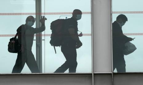 Penumpang pesawat tiba di Bandara Charles Gaulle, Paris, Prancis. (ilustrasi)