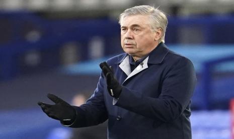 FILE - Dalam file foto Sabtu, 20 Maret 2021 ini, manajer Everton Carlo Ancelotti bereaksi selama pertandingan sepak bola putaran keenam Piala FA Inggris melawan Manchester City di Goodison Park di Liverpool, Inggris.