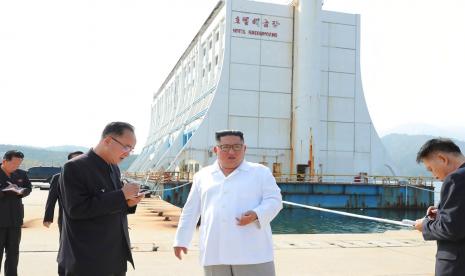 FILE - Dalam foto tak bertanggal ini yang diberikan pada 23 Oktober 2019, oleh pemerintah Korea Utara, pemimpin Korea Utara Kim Jong Un, tengah, mengunjungi resor Diamond Mountain di Kumgang, Korea Utara. Pejabat Korea Selatan mengkonfirmasi pada hari Jumat, 8 April 2022, bahwa Korea Utara sedang membongkar sebuah hotel milik Korea Selatan di resor Diamond Mountain dan meminta Korea Utara untuk menghentikan penghancuran 