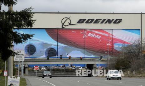 File foto (23/3 2020) Sebuah mobil berjalan di dekat fasilitas produksi Boeing di Everett, Washington, di utara Seattle. Boeing memangkas produksi jet bermesin ganda terbesarnya setelah membukukan kerugian yang lebih besar dari perkiraan pada kuartalan terakhir. 