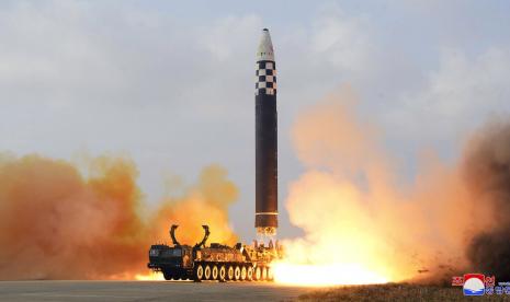  FILE - Foto yang diberikan oleh pemerintah Korea Utara ini menunjukkan uji tembak rudal balistik antarbenua Hwasong-17 di Bandara Internasional Pyongyang di Pyongyang, Korea Utara, Jumat, 18 November 2022. Wartawan independen tidak diberi akses untuk meliput peristiwa yang digambarkan dalam gambar yang didistribusikan oleh pemerintah Korea Utara ini. Kim Yo Jong, saudara perempuan pemimpin Korea Utara Kim Jong Un yang berpengaruh, telah memperingatkan Amerika Serikat bahwa mereka akan menghadapi krisis keamanan yang lebih fatal karena Washington mendorong kecaman PBB atas uji coba rudal balistik antarbenua Korea Utara baru-baru ini.