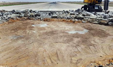 File foto yang dirilis oleh kantor berita resmi Suriah SANA, menunjukkan buldoser bekerja di landasan pacu Bandara Internasional Damaskus yang rusak, yang terkena serangan udara Israel, di Damaskus, Suriah, 12 Juni 2022. Komisi Internasional Independen Komisi Penyelidikan Suriah mengatakan Rabu, 14 September 2022 bahwa serangan udara Israel di bandara ibukota Suriah Damaskus pada bulan Juni yang memaksanya untuk ditutup selama dua minggu menyebabkan penangguhan kegiatan kemanusiaan selama periode itu.