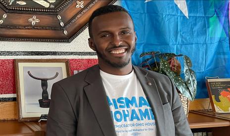  FILE - Kandidat Demokrat untuk Dewan Perwakilan Rakyat Ohio Ismail Mohamed berpose untuk foto di sebuah restoran Somalia, 30 September 2022, di Columbus, Ohio. Pria berusia 30 tahun itu bisa menjadi pria Somalia dan Muslim pertama di negara bagian itu yang terpilih menjadi anggota Badan Legislatif Ohio jika dia menang dalam pemilu paruh waktu 2022. Columbus adalah rumah bagi populasi Somalia terbesar kedua di Amerika Serikat.