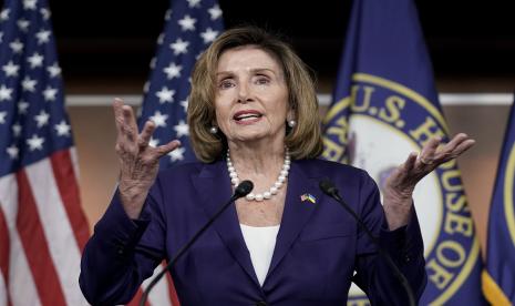 FILE - Ketua DPR Nancy Pelosi, D-Calif., berbicara selama konferensi pers Jumat, 29 Juli 2022, di Capitol di Washington. Pelosi tiba di Singapura Senin pagi, memulai tur Asia-nya ketika pertanyaan berputar-putar tentang kemungkinan pemberhentian di Taiwan yang telah memicu ketegangan dengan Beijing. 