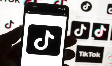 Logo TikTok terlihat di ponsel pada 14 Oktober 2022 di Boston, Amerika Serikat (AS). China Desak AS Buktikan TikTok Ancam Keamanan 