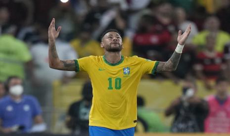  FILE - Neymar Brasil merayakan setelah mencetak gol pembuka timnya dari titik penalti selama pertandingan sepak bola kualifikasi untuk Piala Dunia FIFA Qatar 2022 melawan Chili di stadion Maracana di Rio de Janeiro, Brasil, Kamis, 24 Maret 2022. 