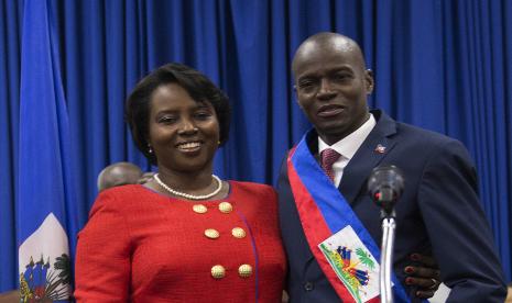 (FILE) - Presiden Haiti Jovenel Moise (kanan) berpose dengan istrinya Martine Marie Etienne Joseph (kiri), selama upacara penobatannya, di Istana Legislatif di Poirt-Au-Prince, Haiti, 07 Februari 2017 (diterbitkan kembali 07 Juli 2021). 