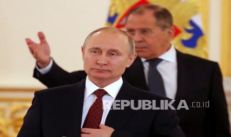  FILE - Presiden Rusia Vladimir Putin, latar depan, dan Menteri Luar Negeri Rusia Sergey Lavrov bersiap untuk bersulang pada upacara penerimaan kredensial dari duta besar asing di Kremlin di Moskow, Rusia, pada 11 April 2018. Dalam perannya selama hampir 18 tahun, Lavrov , 71, telah melihat hubungan dengan Barat bergeser dari hampir bersahabat menjadi permusuhan terbuka, jatuh ke titik terendah baru bencana dengan perang Rusia melawan Ukraina. Invasi tersebut mendorong Uni Eropa untuk membekukan aset Putin dan Lavrov, antara lain – pukulan yang belum pernah terjadi sebelumnya terhadap kebanggaan Moskow. 