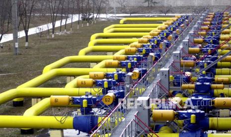 Satu set pipa di tempat penyimpanan dan transit gas di Boyarka, tepat di luar Kiev, Ukraina. China akan menggantikan Uni Eropa (EU) sebagai importir utama gas alam Rusia setelah pipa Power of Siberia 2 beroperasi pada 2030. Pipa yang saat ini sedang dibangun itu akan membawa gas dari cadangan Yamal di Siberia barat, sumber utama pasokan gas ke Eropa, ke China.