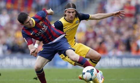 Filipe Luis saat berebut bola dengan Lionel Messi.