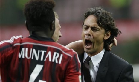 Filippo Inzaghi (kanan) merayakan gol Sulley Muntari ke gawang Parma.