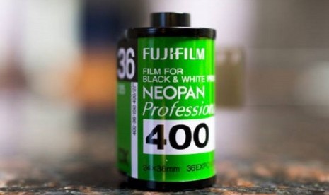 Film Fisik dari Fujifilm. Ilustrasi