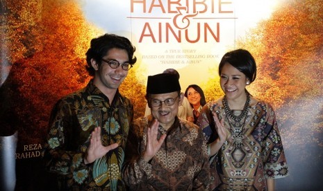 FILM HABIBIE & AINUN. Presiden ke-3 RI Bacharuddin Jusuf Habibie (tengah) bersama aktor pemeran Habibie, Reza Rahadian (kiri) dan aktris pemeran Ainun, Bunga Citra Lestari (kanan) berfoto bersama seusai menyaksikan tayangan perdana dari film 