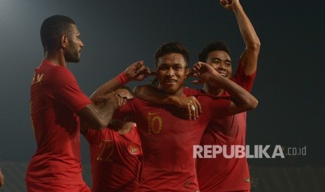 Final Piala AFF U-22. Pemain Timnas U-22 Osvaldo Ardiles Haay (tengah) beraksi bersama rekannya setelah membobol gawang Thailand dalam pertandingan Final Piala AFF U-22 di Stadion Nasional Olimpiade Phnom Penh, Kamboja, Selasa (26/2/2019).