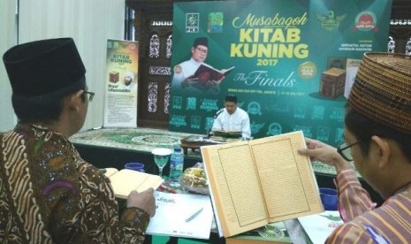 Finalis MKK membaca kitab kuning di hadapan dewan juri, Jumat (21/7)