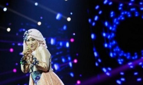 Finalis Xfactor Fatin Shidqia Lubis beraksi saat membawakan lagu 'good time' dalam babak grandfinal ajang Xfactor Indonesia pertama di Jakarta, Jumat (24/5/2013 ).Fatin berhasil menjadi pemenang pertama mengalahkan finalis lainnya Novita Dewi. 