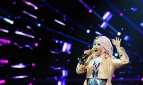 Finalis Xfactor, Fatin Shidqia Lubis beraksi saat membawakan lagu 'good time' dalam babak grandfinal ajang Xfactor Indonesia pertama di Jakarta, Jumat (24/5/2013). 