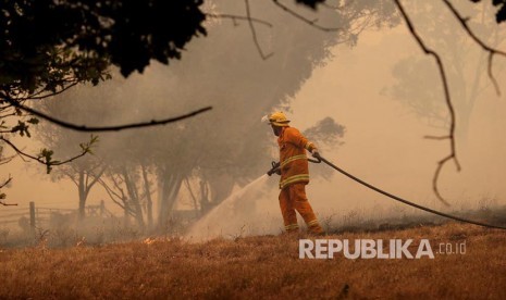 Petugas berusaha memadamkan api di Ridge Road di Woodside, Adelaide Hills, Adelaide, Australia, Jumat (20/12).