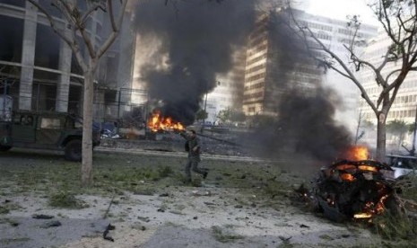 Fires burn and smoke rises from the site of an explosion in Beirut downtown area December 27, 2013. An explosion rocked the Lebanese capital Beirut on Friday, causing an unknown number of casualties.