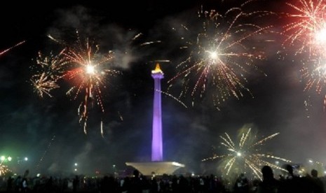 Fireworks decorate Jakarta's sky during the new year eve.     