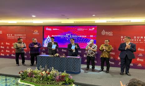 Firma investasi global ternama, KKR dan Privy (Perusahaan) institusi rintisan digital terdepan, mengumumkan penandatanganan perjanjian kerjasama investasi bersamaan dengan digelarnya B20 Summit 2022 di BNDCC Bali, Nusa Dua, Senin (14/11/2022). KKR memberikan investasi kepada Privy selaku perusahaan melayani tanda tangan digital