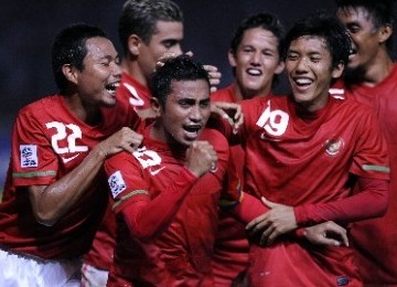 Firman Utina (dua kiri) saat memperkuat timnas Indonesia di Piala AFF 2010