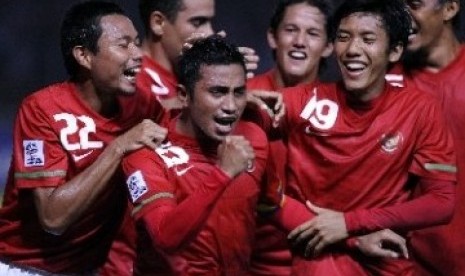 Firman Utina (dua kiri) saat memperkuat timnas Indonesia di Piala AFF 2010