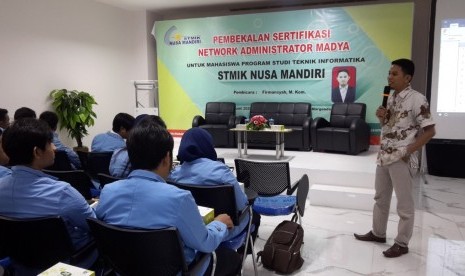 Firmansyah saat memberi pembekalan kepada mahasiswa STMIK Nusa Mandiri yang akan menghadapi sertifikasi network administrator madya.