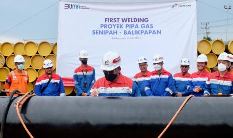 First Welding (pengelasan pertama) sambungan pipa yang dilaksanakan pada Rabu (6/7/2022) di Stockyard Jalan Pulau Balang KM 13 Kota Balikpapan, Kalimantan Timur. 