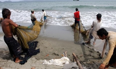 Fishermen work in Banda Aceh. Sea pollution threats people who earn their livehood from the sea. (illustration) 