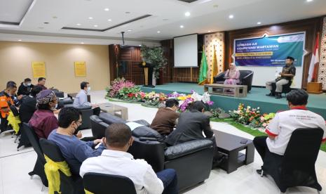 FISIP UMJ menggelar UKW yang berlangsung selama dua hari. Tampak Dr. Endang Sulastri, M.Si, salah satu Tim Pansel KPU, yang berperan sebagai narasumber Press Conference. 