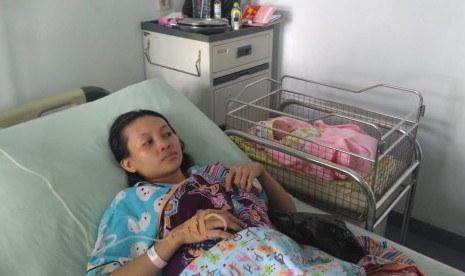 Fitri Wulandari (30 tahun) pemudik asal Kabupaten Pangandaran, yang melahirkan bayi perempuan di rest area KM 88 Tol Cipularang, Senin dini hari (11/6). 