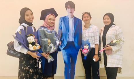 Fitria, lulusan Fakultas Teknik dan Informatika, akhirnya dapat berjumpa dengan idola yang digilainya dari Korea Selatan saat wisuda. Dengan penuh inisiatif, teman-temannya yang terdiri dari Ayu, Rizky dan Mega mencetak sebuah stand figure yang menyerupai idolanya, yaitu Kyuhyun (Cho Kyu-Hyun) salah satu member grup idol Super Junior (Suju).