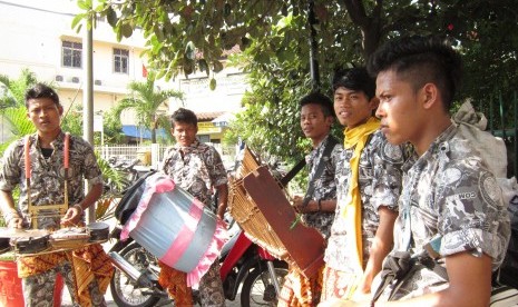  Five street singers from Tegal, Central Java, perform in Glodok, Jakarta.