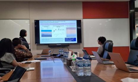 Fixed Income Analyst Mirae Asset Karinska Bella Priyatno memaparkan materi terkait pasar obligasi dalam Media Day March 2024 di Treasury Tower, Jakarta, Rabu (27/3/2024).