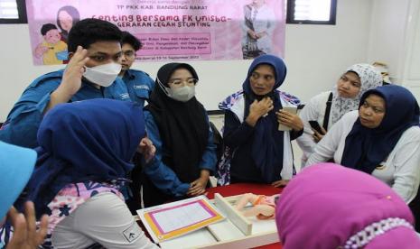 FK Unisba bekerja sama dengan PKK Kabupaten Bandung Barat memberikan pelatihan cara mendeteksi stuntung ke bidan desa dan kader Posyandu.