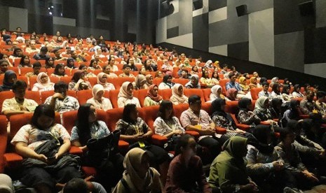  FK UPH kuliah dengan menggunakan 3D Cinema (dok UPH)