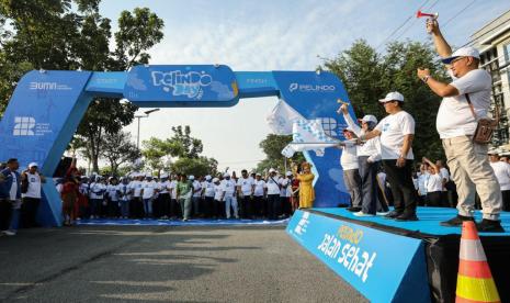 Flag Off/Pelepasan para peserta jalan Sehat Hari Pelindo 2023 oleh Direktur Utama SPMT, Yon Irawan bersama Komisaris Utama SPMT, Darwanto, Asdep Bidang Jasa Logistik, Desty Arlaini dan Asdep Bidang TJSL, Edi Eko Cahyono