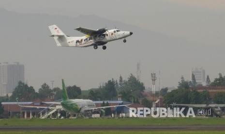 Flight Test pesawat N219 di landasan pacu Bandara Husain Sastranegara, Kota Bandung, Rabu (16/8). 